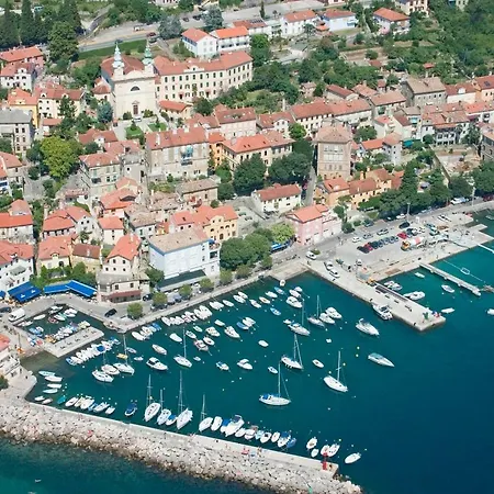 Apartment Sonja, Only 2 Min Walk To The Sea
