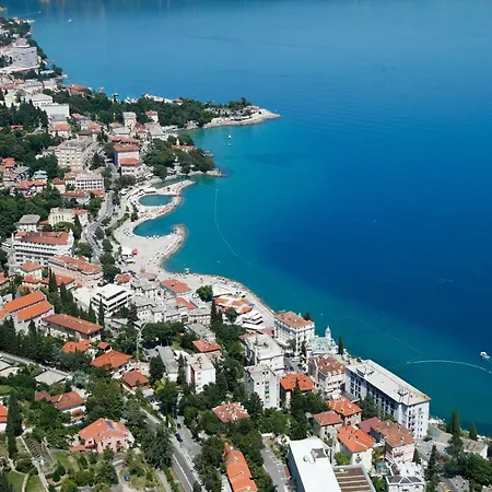 Sonja, Only 2 Min Walk To The Sea Apartment